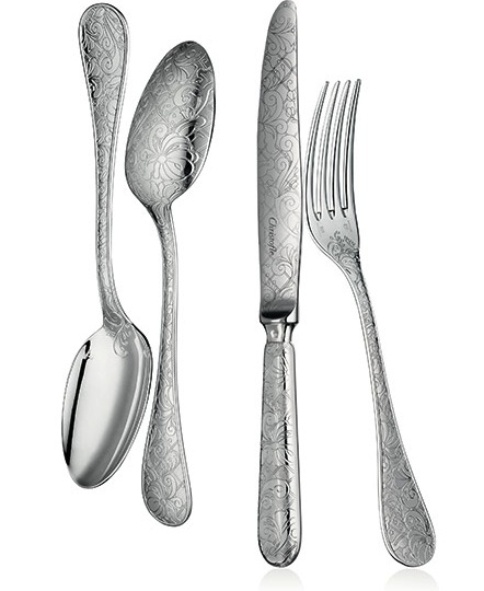 Eten met een zilveren lepel van Christofle