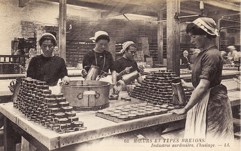 eadd6c33b03540e72c2460fb2b7733c3f110653a_femme-penn-sardin_usine_795x499
