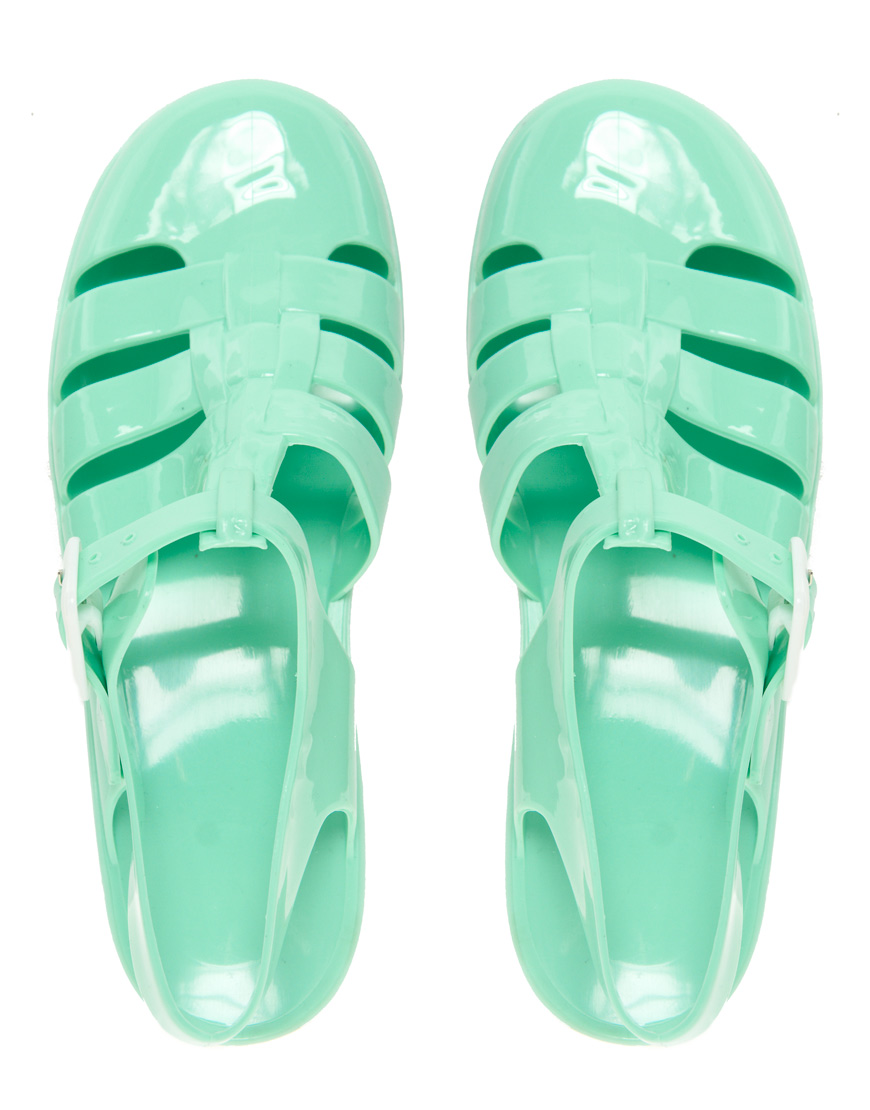 Les Méduses, de plastic sandalen