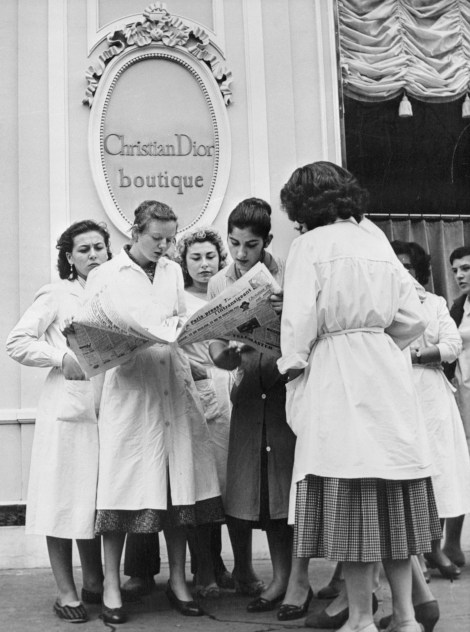 32_un-gruppo-di-lavoranti-dellatelier-dior-legge-sul-giornale-lannuncio-della-morte-improvvisa-a-montecatini-terme-dello-stilista-il-24-ottobre-1957-a-soli-52-anni-photo-jose-burreta1