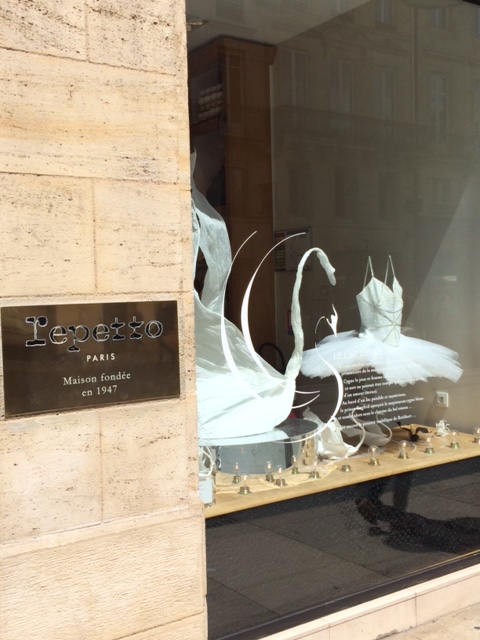 Repetto etalages en een ballerina-been als hak.