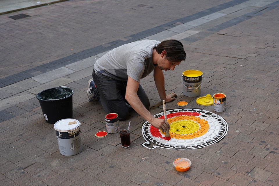 Putdeksels in Bordeaux krijgen&nbsp;kleur
