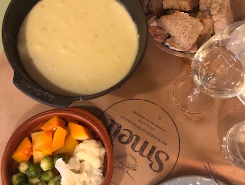 Van Franse bodem geniet van een heerlijke kaasfondue bij Smelt in Amsterdam